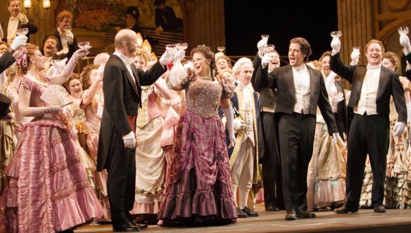 "Libiamo ne' lieti calici", a célebre ária do brinde em La Traviata, de Verdi